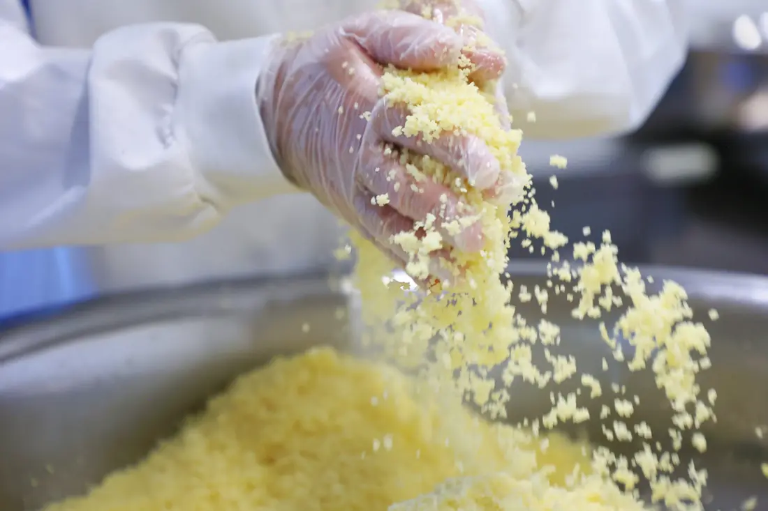 La semoule roulée à la main à l'atelier Assya